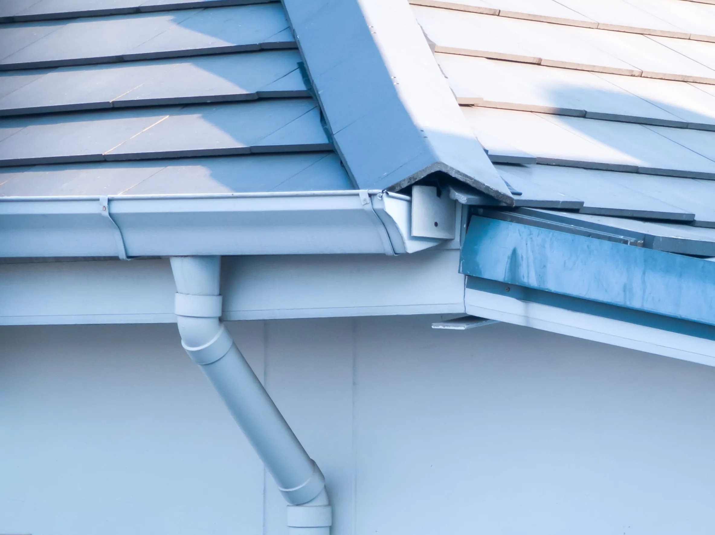 Roof corner with stainless steel gutter